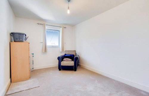 Modern 2 bed 2 bath with Balcony in Rayners lane Pinner Harrow near Wembley Greater London - Photo 12