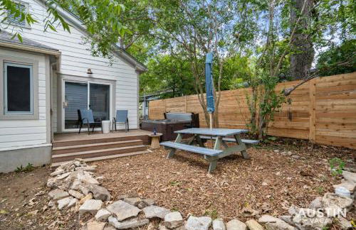 Charming Vintage House in Zilker with Hot Tub and Parking - Foto 27