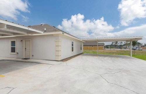 La Querencia on Zinnia w Fast Wifi & Workspace - Photo 13