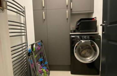 Modern 1 bedroom flat with patio garden & parking - Foto 12