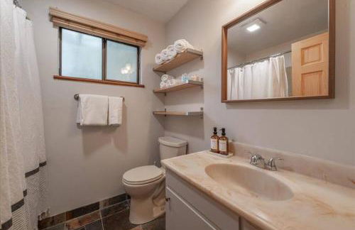 Cozy Pet-Friendly Cabin w Fenced-In Yard Close to Slopes Beach Town - Foto 10
