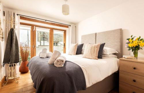 Corn Barn at East Trenean Farm -Luxury Cornish Barn Conversion sleeping 8 with hot tub, private garden, rural views and EV facilities - Foto 12