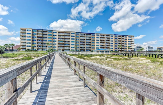 Tastefully Decorated Condo with Scenic Beach Views by RedAwning - Foto 53