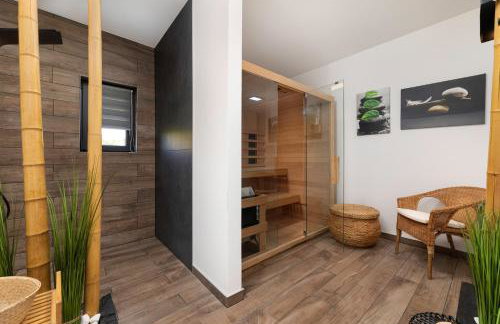 Villa Niko with heated pool, sauna and jacuzzi - Photo 66