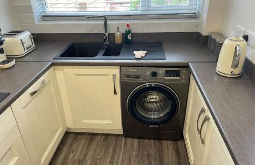 Modern 2BR Flat in Sale - Peaceful Stay in M33 - Great Transport Links - Photo 13