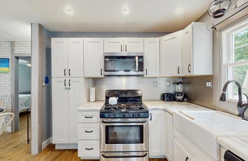 2 Mi to Beach! Hot Tub Haven in Michigan City - Foto 13