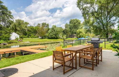 Entire Home on the water, 2 kayaks, Game room, Firepit, BBQ grill, Netflix WiFi - Foto 24