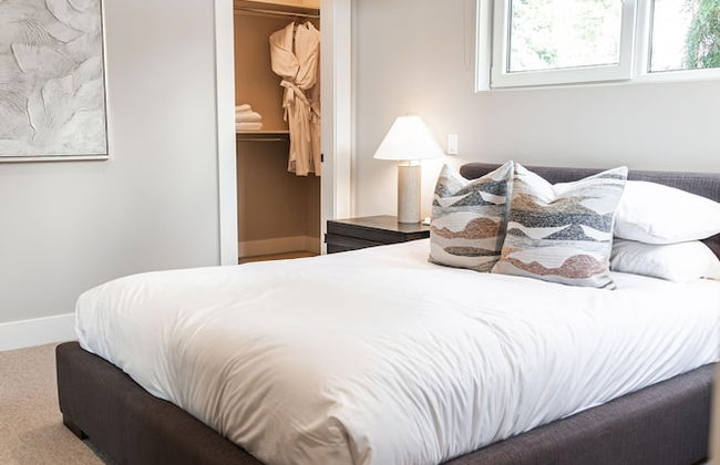 Lakeview Luxury Home in Vineyard w Infinity Pool hot tub - Photo 25