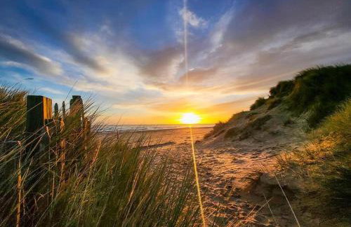 141 -Two bed Chalet on Sunbeach Holiday Park - Sleeps 6, pet friendly, FREE pool and entertainment passes included - plus WiFi with bedding and towels included - only 300m from the beach! - Foto 20