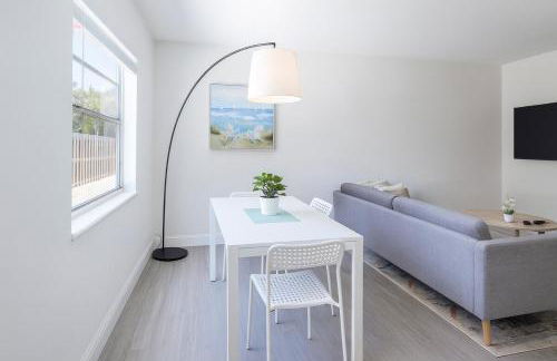 Modern 2BR Stay with Desk, Patio, BBQ, Free Parking - Foto 10