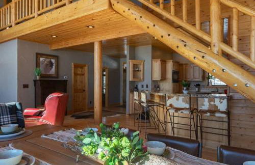 MAJESTIC VIEWS FAMILY LODGE with Large Deck - Photo 14