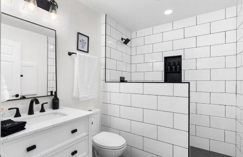 Serene Family Retreat King Beds Pool Hot Tub and Games - Photo 25