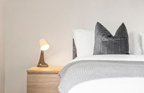 Modern 4-Bed, Parking, Pool Table, Sleeps 11 - Foto 42