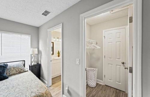 Retreat with Heated Pool in a Serene Community - Foto 27