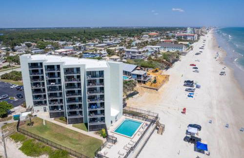 Ocean View with a beachfront pool at Ocean Trillium Condo ~ 702 - Foto 23