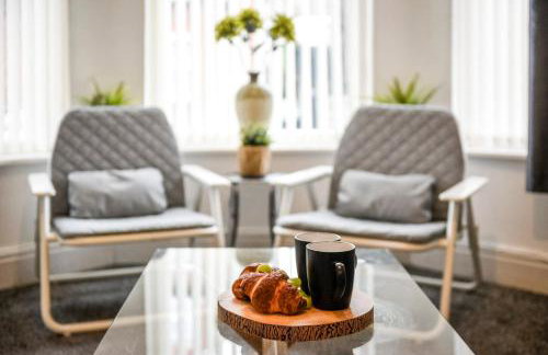 Cosy Wirral home near Liverpool with Free Parking! - Photo 3