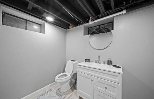 Elegant Oasis 4 Bedroom Home Away from Home - Photo 19