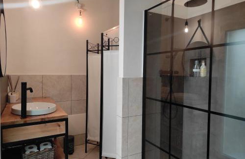 Campus House - Photo 24