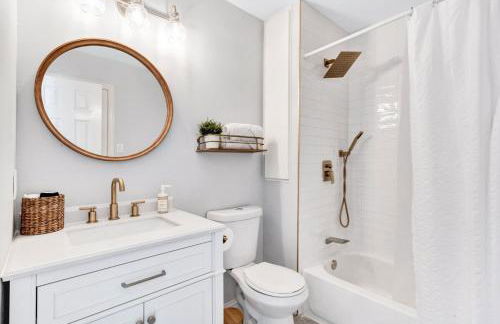 Lakefront Luxe 6BR 4B Home with Pool & Hot Tub - Foto 20