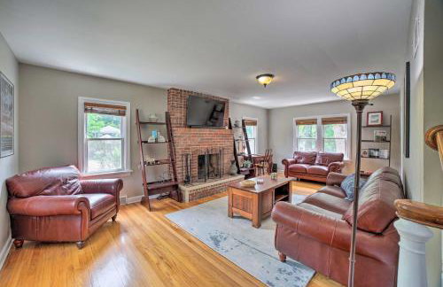 Pet-Friendly Lake Getaway 1 Block to Beach! - Foto 1