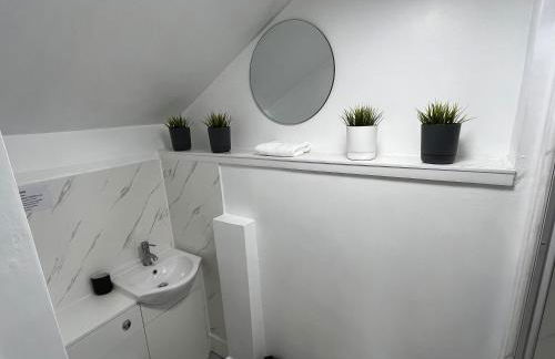 Loft studio apartment, BL, Town Centre, Secure gated parking option, Modern, fresh and spacious living, Netflix ready TV, Wifi - Photo 9