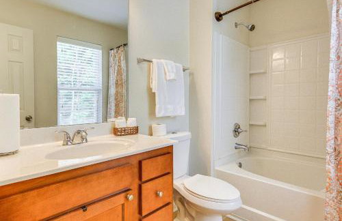 Cozy Greensboro Townhome with Community Pool and Grill - Foto 17