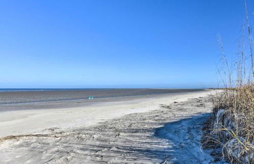 St Helena Island Retreat with Deck Walk to Beach - Foto 33