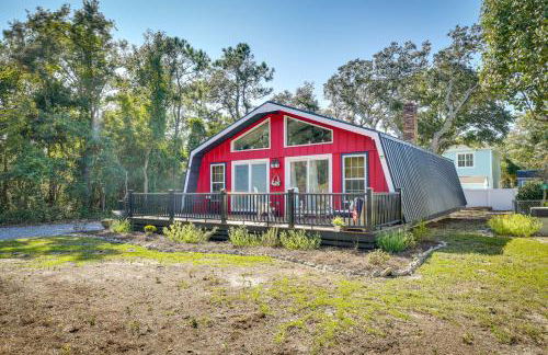 Oak Island Vacation Rental with Decks, Walk to Beach - Foto 31