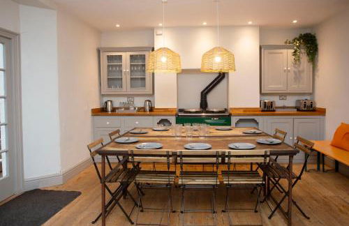 Stag & Hen Retreat - Walk to Nightlife - Sleeps 16 - Foto 4