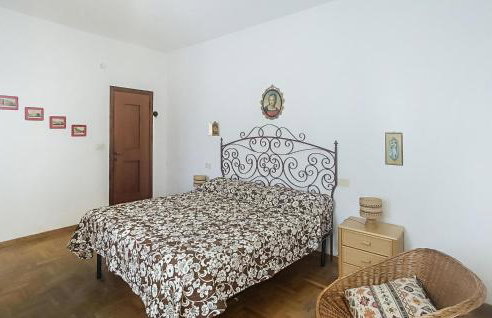 2 Bedroom Beautiful Apartment In Marina Di Campo - Photo 5