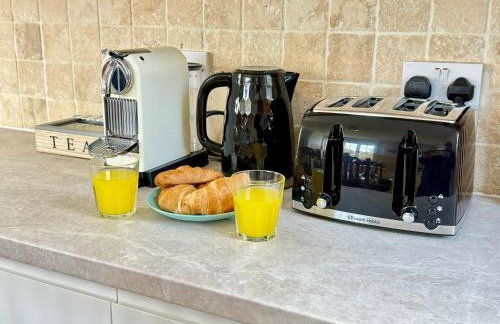 Swan Cottage 2-Bedroom-Netflix-Parking-Nature-Canal - Photo 19