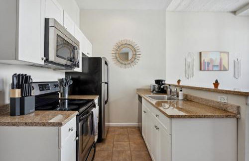 Sleeps 4! 2BR, Gym, Paid Parking, Close to Major Attractions - Foto 59