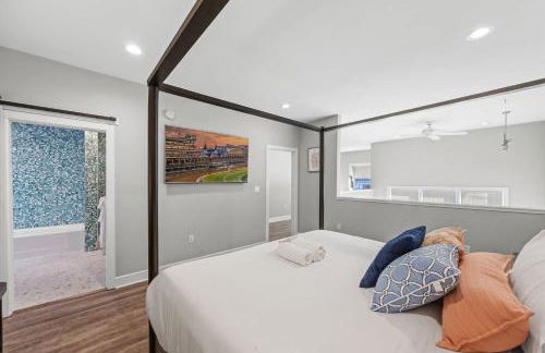 NEW Elegant Downtown Escape with Modern Comforts - Foto 12
