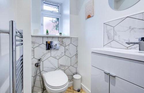 The Iver - 3BR - Spacious House - Free Parking - Photo 14