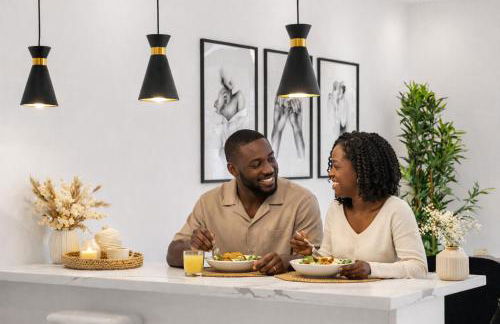 Exquisite 4BR Designer Home with Smart Features, Free Parking & SkyStream - Sleeps Up To 10 in Gerrards Cross SL9 - Photo 23