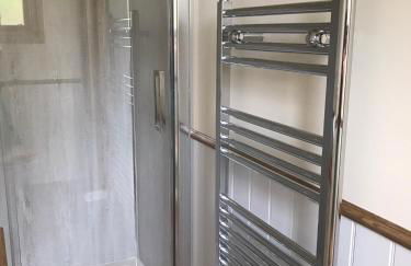 Ty Beti at Gorlan yr Efail Shepherds Hut with Private Hot Tub - Foto 23