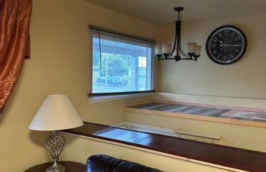 Forget Me Not Home by Airport Upstairs with Deck - Foto 18