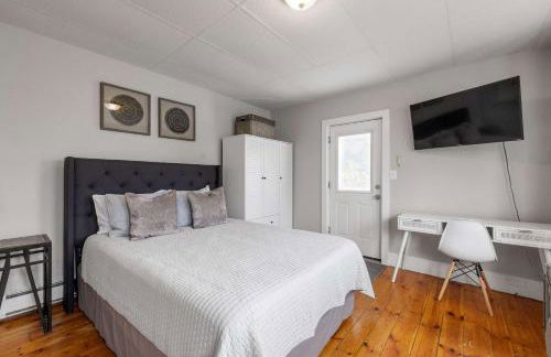 Sleek & Bright 1st Flr Studio Short -Midterm Stays - Photo 26