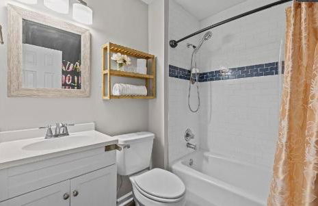 Stylish 4BR Getaway with Game Room, Grills & Cozy Outdoor Fire-Pit - Foto 28