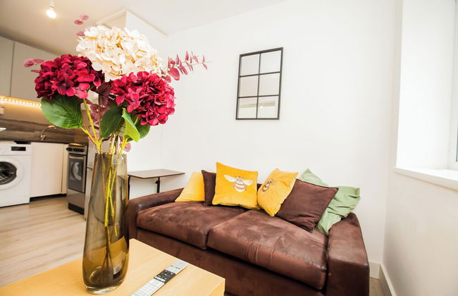 Coombe Hill 2 bedroom House & Parking - Photo 13