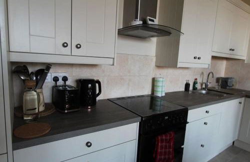 Perfect Family & Friends Home, Free Parking Security Onsite - Photo 40