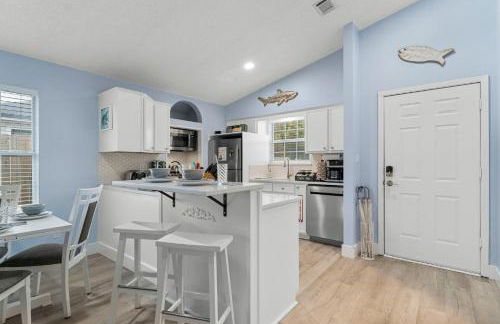 March Sale! Walk to Beach - Large Private Yard - Fire Pit - Dog Friendly - Foto 20