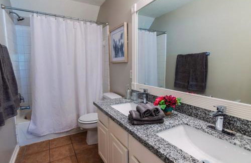 Cozy & Modern 5BR Smart Home with Yard and BBQ - Foto 40