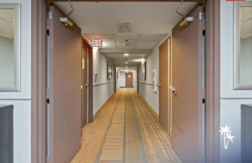 Fireworks View Studio Condo with Terrace and Kitchenette - Foto 34