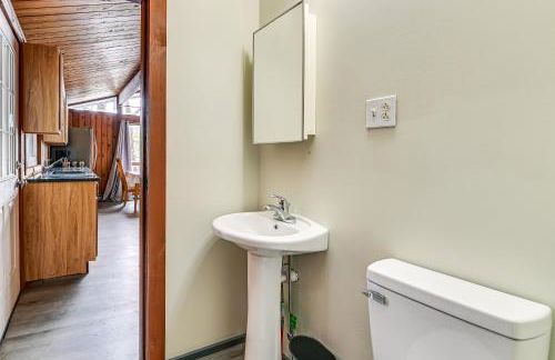 Lake-View Cabin with Furnished Deck in Hadley! - Foto 18