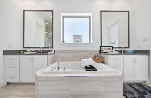 Luxury Downtown Home with Rooftop Deck And Skyline View - Photo 17