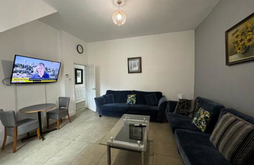 4 BR, Large & Modern Private House Central Location - Photo 6