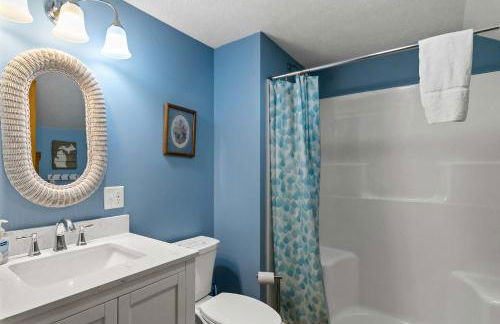 Impressive Dual Woods and Lake Homes That Sleep 32 - Foto 37