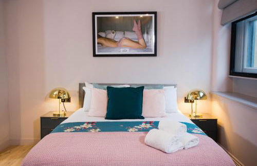 Spacious 3-Bed Retreat - Modern & Super Central - Foto 9