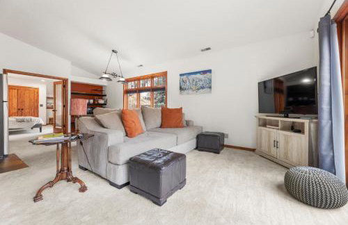 Spacious 5 Bed Retreat, Walk to Lifts and Main - Photo 9